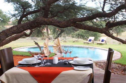 Camelthorn Kalahari Lodge eten bij zwembad